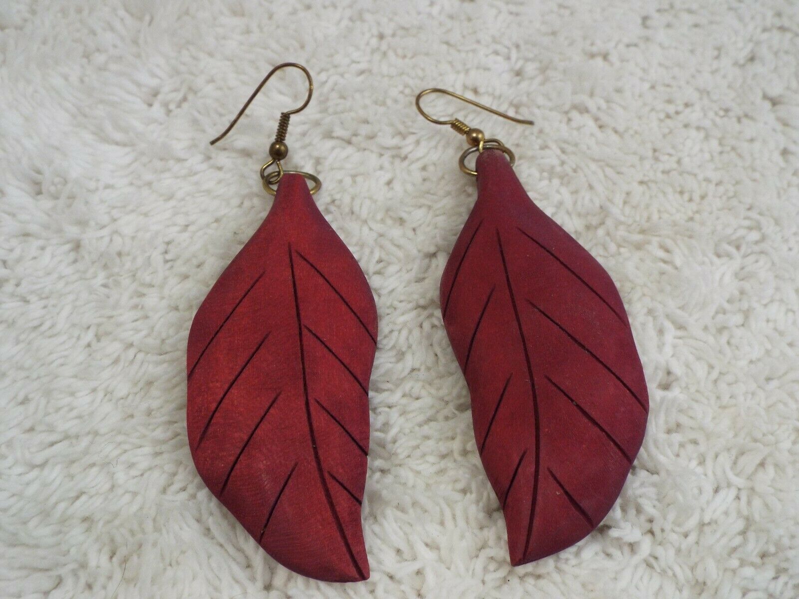Wood Red Leaf Pierced Earrings (b55)